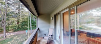 Inviting & secluded condo with a balcony - short hike to Mad River, near skiing