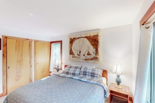 Inviting & secluded condo with a balcony - short hike to Mad River, near skiing