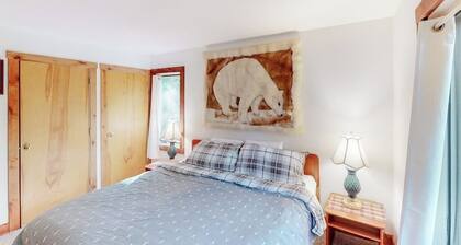 Inviting & secluded condo with a balcony - short hike to Mad River, near skiing