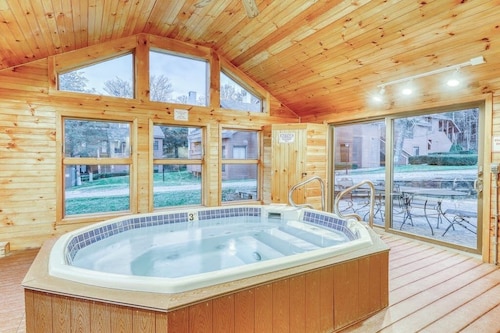Luxury ski resort condo with on-site pool, hot tub, sauna & game room