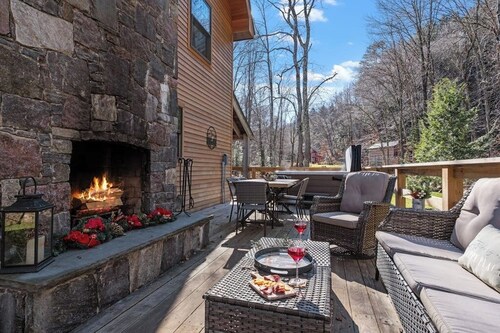 Private, new home near Skyeship gondola with four fireplaces, washer/dryer, WiFi
