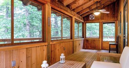 Luxe Quechee home on quiet road - chef's kitchen, two-car garage, screened porch