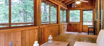 Luxe Quechee home on quiet road - chef's kitchen, two-car garage, screened porch