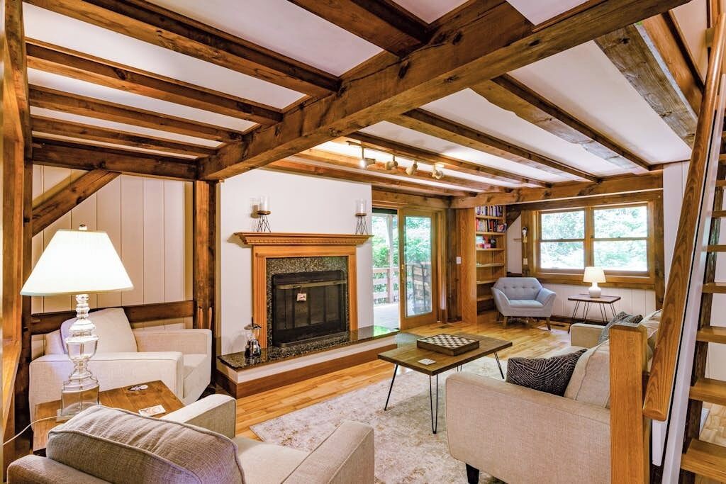 Luxe Quechee Home On Quiet Road - Chef's Kitchen, Two-car Garage, Screened Porch - Woodstock, VT