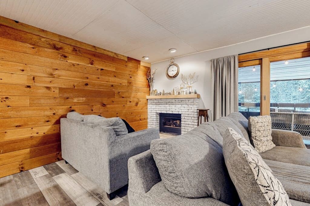 Ski Getaway With Pool, Sauna, Covered Balcony, W/d Access, & Internet - Rutland