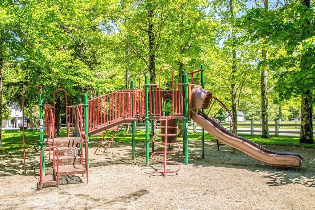 Un parque infantil con tobogán y estructuras para escalar.