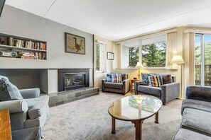 TV, fireplace, DVD player - Welcoming Condo with Shared Pools, Easy Access to Golf & Slopes (Warren)