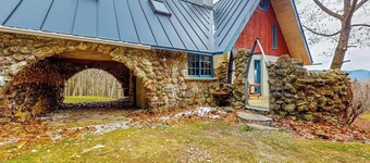 Tranquil house w/ apartment, mountain views, pond, bbq, patio, wifi