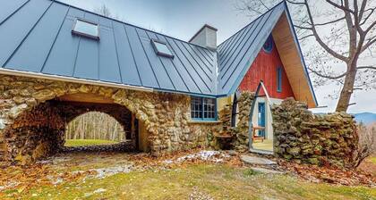 Tranquil house w/ apartment, mountain views, pond, bbq, patio, wifi