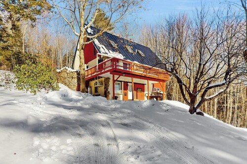 Tranquil apartment w/ mountain views, pond, patio, a/c, kitchenette