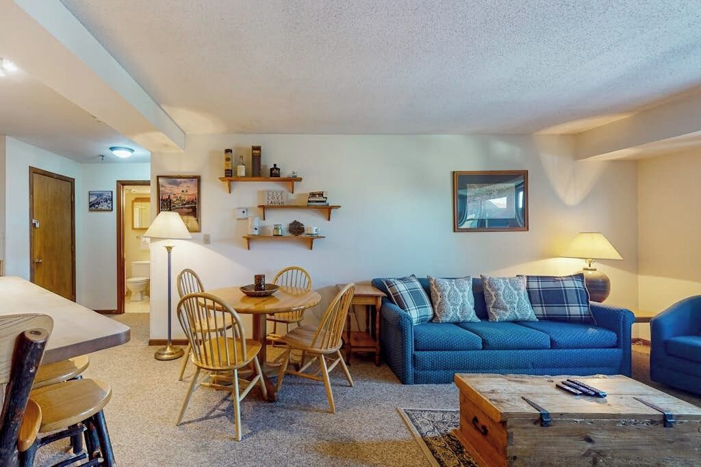 Cozy Condo, Electric Fireplace, Walk-to-lifts, Balcony, Views, Wif - 버몬트