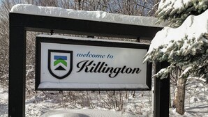 Un panneau d’accueil pour Killington, avec un logo et du texte.