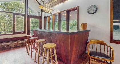 Cozy house in woods w/ balcony, bonus room, creek