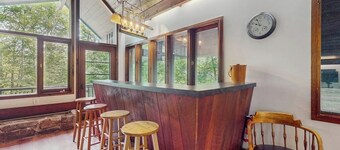 Cozy house in woods w/ balcony, bonus room, creek