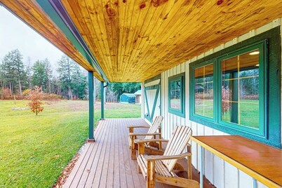 Cozy house in the woods, riverfront, trail, fireplace, wifi, w/d, bbq, balcony