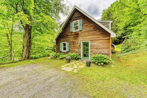 Exterior - Cozy, updated riverfront home with gas stove & AC (Warren)