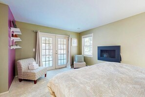 Desk, free WiFi, bed sheets - Cozy, updated riverfront home with gas stove & AC (Warren)