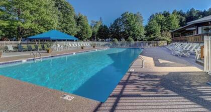 Lovely condo near skiing with 3 pools, sauna, fitness room & balcony