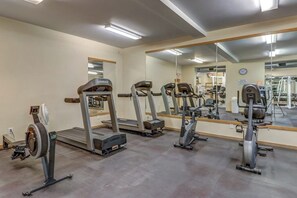 Fitness facility - Alpine escape with  3 pools, tennis & gym - fireplace, balcony & W/D (Warren)