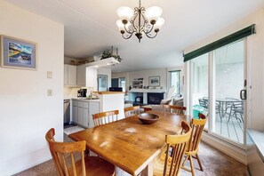 Dining - Alpine escape with  3 pools, tennis & gym - fireplace, balcony & W/D (Warren)