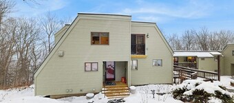 Quechee Ski Hill condo - walk to lifts - fireplace, mountain views, W/D