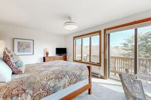 Iron/ironing board, free WiFi, bed sheets - Saltbox townhome with views & fireplace - near Quechee Club, golf, & skiing (White River Junction)