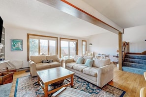 TV, fireplace - Saltbox townhome with views & fireplace - near Quechee Club, golf, & skiing (White River Junction)