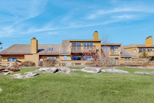 Saltbox townhome with views & fireplace - near Quechee Club, golf, & skiing