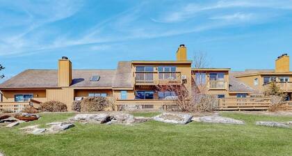 Saltbox townhome with views & fireplace - near Quechee Club, golf, & skiing