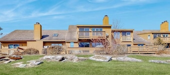 Saltbox townhome with views & fireplace - near Quechee Club, golf, & skiing