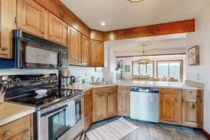 Fridge, microwave, oven, stovetop - Saltbox townhome with views & fireplace - near Quechee Club, golf, & skiing (White River Junction)