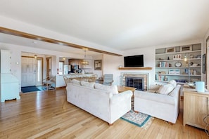 TV, fireplace - Saltbox townhome with views & fireplace - near Quechee Club, golf, & skiing (White River Junction)