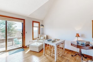 TV, fireplace - Saltbox townhome with views & fireplace - near Quechee Club, golf, & skiing (White River Junction)