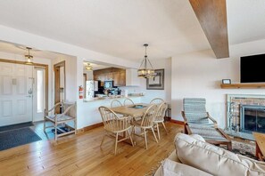 TV, fireplace - Saltbox townhome with views & fireplace - near Quechee Club, golf, & skiing (White River Junction)