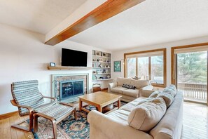 TV, fireplace - Saltbox townhome with views & fireplace - near Quechee Club, golf, & skiing (White River Junction)