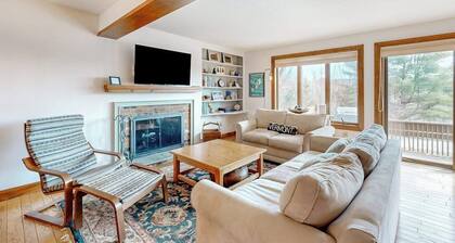 Saltbox townhome with views & fireplace - near Quechee Club, golf, & skiing