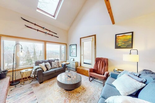 Cozy Sugarbush condo w/ beautiful mountain views - close to skiing