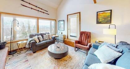 Cozy Sugarbush condo w/ beautiful mountain views - close to skiing