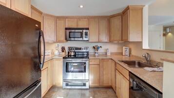 Coffee/tea maker, fridge, microwave, oven
