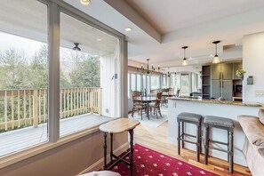 Ein geräumiger Wohnbereich mit Balkon, einer Küche und einem Essbereich.