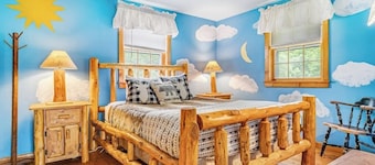 Countryside home near skiing with amazing views, firepit & hot tub