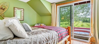Countryside home near skiing with amazing views, firepit & hot tub