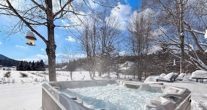 Countryside home near skiing with amazing views, firepit & hot tub