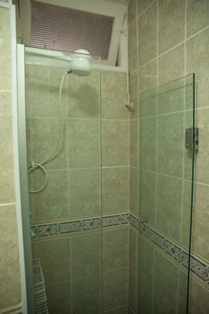 Douche, sèche-cheveux, savon, papier toilette