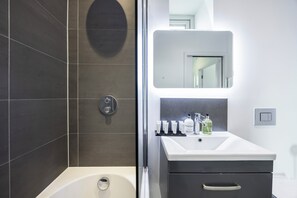 Dusche, Haartrockner, Handtücher, Seife