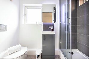 Shower, hair dryer, towels, soap - Modern split level Apartment With Living room and Bedroom Balconies And Parking (London)