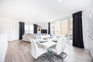 Dining - Modern split level Apartment With Living room and Bedroom Balconies And Parking (London)