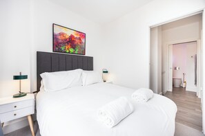 3 bedrooms, iron/ironing board, Internet, bed sheets - Modern split level Apartment With Living room and Bedroom Balconies And Parking (London)