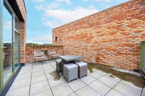 Outdoor dining - Modern split level Apartment With Living room and Bedroom Balconies And Parking (London)