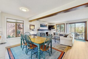 TV, fireplace, books, music library - Dog-friendly townhome with views, AC & fireplace - walk to Village of Quechee (White River Junction)